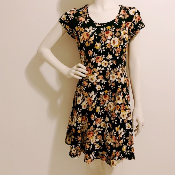 Dresses & Skirts - Floral Wilde dress